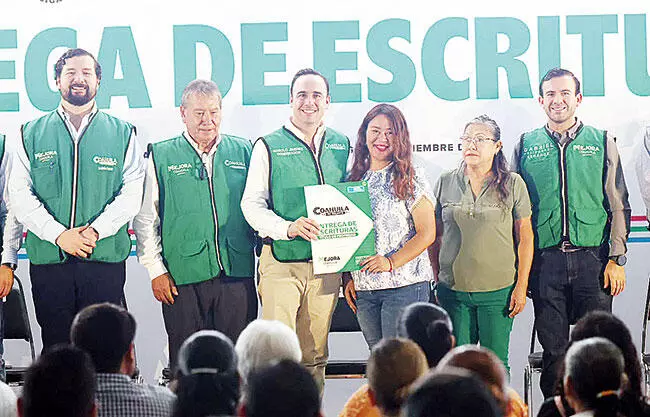 Detona Manolo Jiménez entrega de escrituras en las 5 regiones
