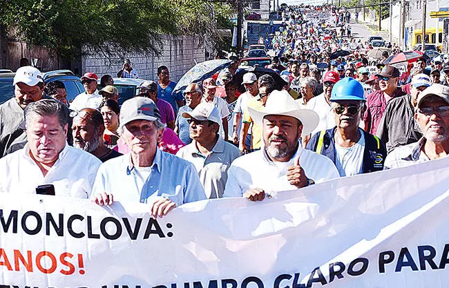 Encabezan cientos de ex trabajadores una marcha y mitin, donde exigen que la subasta se lleve a cabo el 25 de septiembre como está estipulado