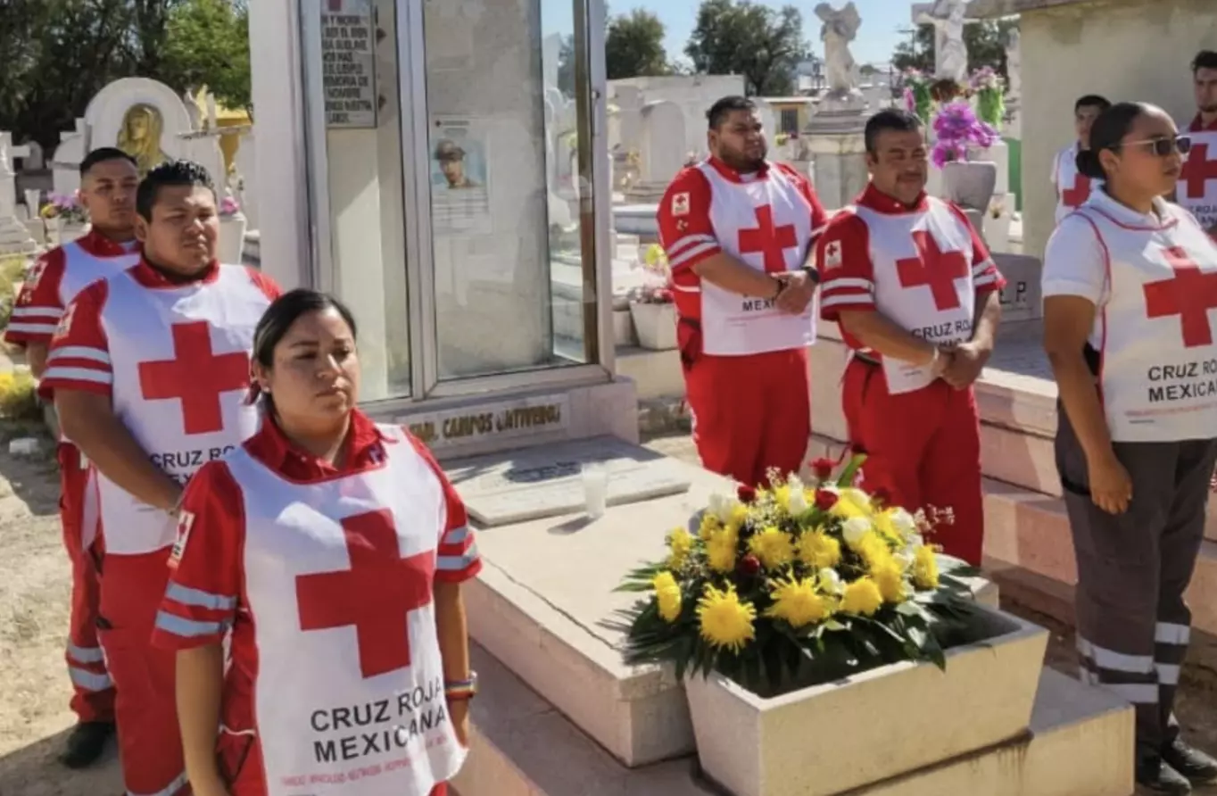  La tumba de Daniel Campos Ontiveros, quien fue nombrado comandante general de la Cruz Roja, ubicada en el Panteón Guadalupe, se encuentra algo deter