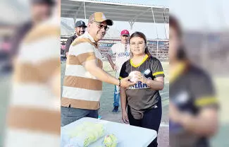 Con la participación de seis equipos y más de 150 mujeres, se llevó a cabo la inauguración de la tercera edición de la Liga Femenil de Softbol.