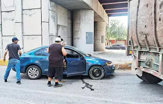 Al no guardar la distancia de seguridad, la conductora no logró detenerse a tiempo y terminó impactándose
