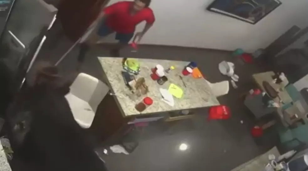 Un hombre intentó sacar al oso con una escoba, pero el oso reaccionó y terminó lanzándose sobre una mesa en Nuevo León. 