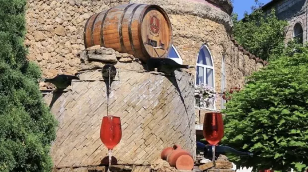 Diseñada por el arquitecto Rocco Valentini dentro de una barrica gigante de 50 hectolitros, la estructura rinde homenaje a los caminantes de San Tomm