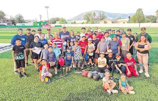 El Gobierno Municipal de Castaños, en coordinación con el Instituto Maxion, entregó material deportivo a la Academia de Beisbol