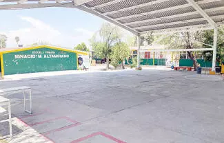 Impiden que los padres entren a la escuela cuando van a recoger a los pequeños a la salida