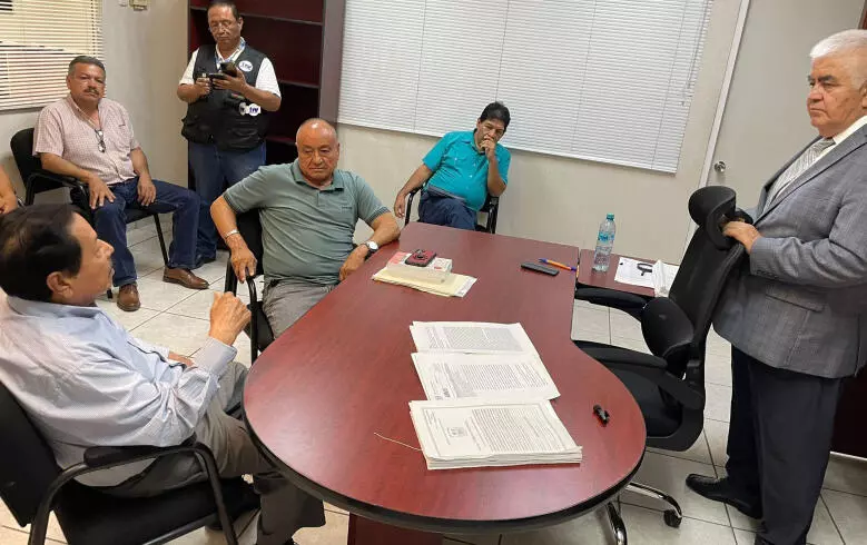  Un grupo de abogados de Monclova realizó una manifestación pacífica en los juzgados civiles para exponer diversas inquietudes sobre el funcionamiento de esas instancias.