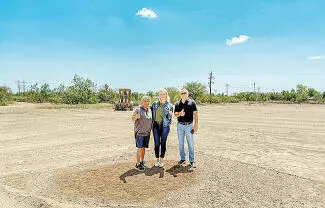 La Alcaldesa supervisa trabajos en los campos de beisbol de Minas La Florida