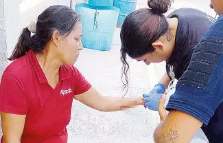 Una mujer de 47 años, resultó lesionada luego de ser mordida por un perro de la raza pitbull que se encontraba suelto.