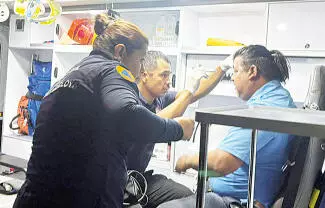 Una riña familiar dejó a un hombre lesionado y sangrando de una oreja, tras recibir un botellazo en manos de su propio sobrino.