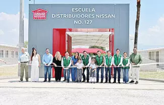 Se llevó a cabo el corte de listón y la fotografía oficial en la entrada, y se dio el ingreso de las autoridades al plantel para realizar un recorr
