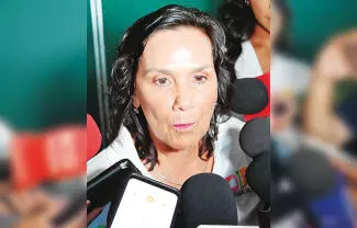 La presidenta honoraria del DIF Coahuila, Liliana Salinas Valdés, encabezó la entrega de apoyos para personas con discapacidad.
