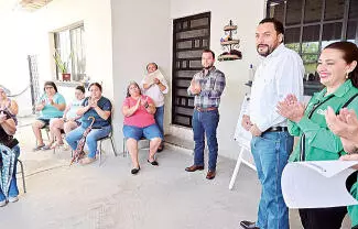 El alcalde Carlos Fernando Villarreal Pérez, encabezó junto a vecinos el banderazo de arranque de los trabajos de recarpeteo.