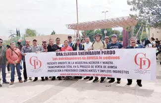 Trabajadores de Altos Hornos de México reventaron contra los responsables de la quiebra de la empresa.