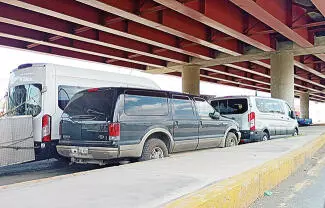 No sólo acaparan los lugares, ahí mismo hacen reparaciones, lavan las unidades y cargan y descargan pasaje