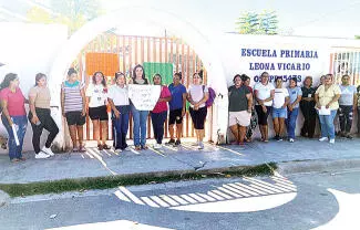 Padres de familia de la Escuela Primaria Leona Vicario, cerraron sus puertas para solicitar a las autoridades el cambio de director.