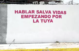 Algunas bardas perimetrales de domicilios en la región han comenzado a ser utilizadas para plasmar mensajes positivos.