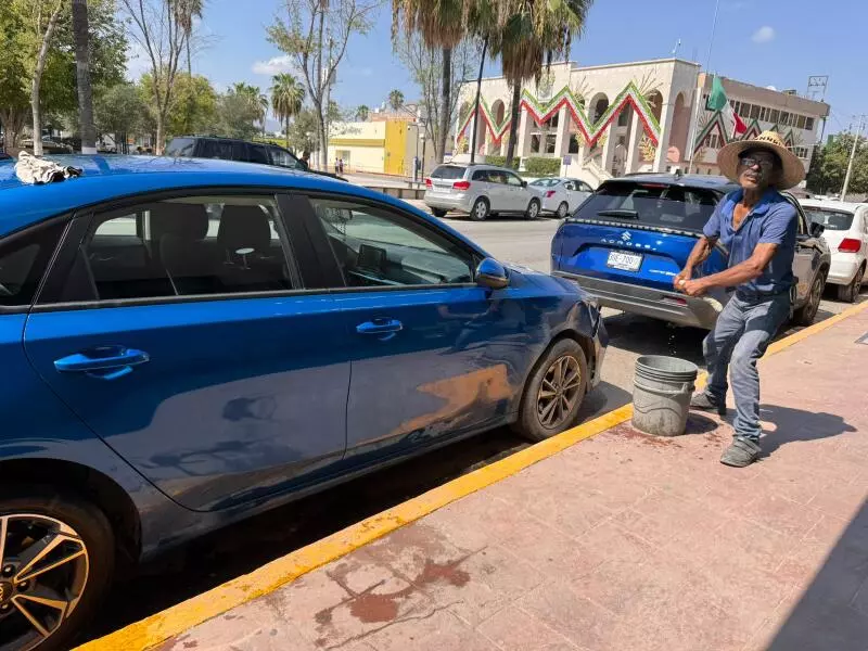 Entre sus clientes están trabajadores de Presidencia, zapaterías, bancos como Bancomer, Afirme, Santander, y hasta gente que viene de Castaños y Cuatro Ciénegas que lo busca por su carrito.