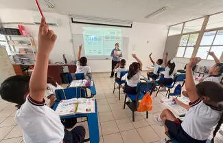 La Mandataria presentó gráficas para destacar avances en cobertura, reducción de desigualdades y respaldo de los profesores a sus alumnos