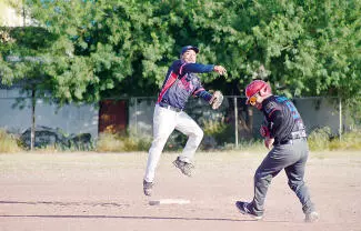 Indios decidieron un tremendo duelo en la Liga de Beisbol para jugadores de 40 años y más