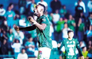 Fue más intenso que los defensores para ganar un balón que quedó dividido en el área