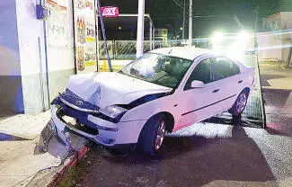 Tras protagonizar un aparatoso accidente, los tripulantes de un Ford Mondeo, color blanco, optaron por abandonarlo.