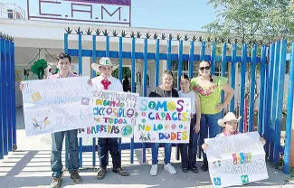 Integrantes de la comunidad escolar participaron este martes en un pequeño desfile por calles de la colonia.
