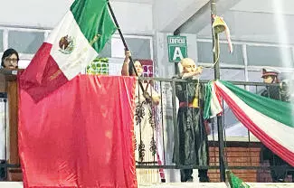 Los alumnos se caracterizaron de acuerdo a la época y revivieron el Grito de Dolores, ondeando la Bandera y el estandarte de la Virgen de Guadalupe