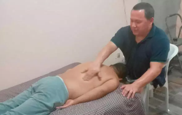 Con un don en las manos y con técnicas milenarias orientales y naturales aprendidas en la Ciudad de México, Felipe de Salinas ofrece masajes faciales, antiestrés y tratamientos de salud física, emocional y belleza.