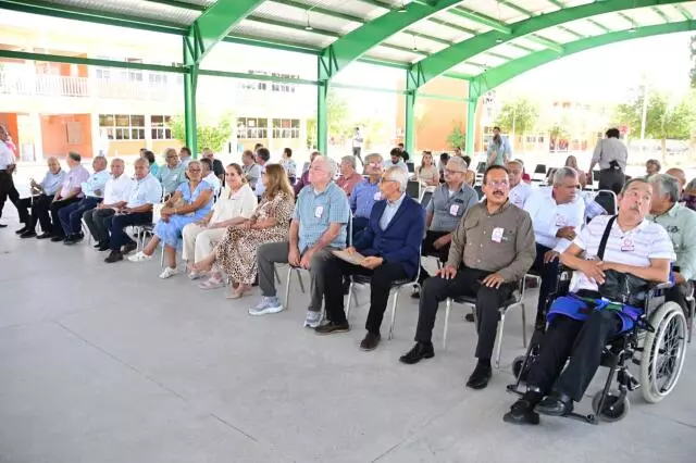 Al encuentro acudieron 32 exalumnos de los cerca de 30 que conformaban la generación, acompañados de una decena de maestros que marcaron su formación en el entonces Cecyt 179.