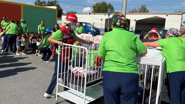  Con un tiempo de evacuación de dos minutos para más de 120 niños y 23 trabajadores, se llevó a cabo un simulacro de fuga de gas en la guardería CENDI Koala, subsidiada por el IMSS.