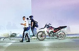 Un motociclista de 20 años de edad, terminó en el pavimento luego de verse involucrado en un accidente vial.