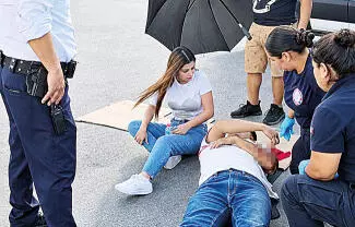 Una joven pareja resultó lesionada la tarde del viernes luego de que la motocicleta en la que viajaba derrapara al pasar sobre grava acumulada.