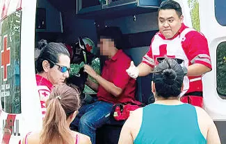 Un joven de aproximadamente 17 años de edad, resultó lesionado la tarde de este viernes, luego de que la motocicleta que conducía fue embestida.