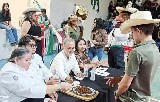 Los estudiantes demostraron sus habilidades culinarias al preparar diferentes versiones de este tradicional platillo