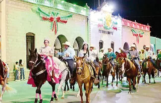 Cientos de familias disfrutaron de este nuevo evento ecuestre y salieron a las calles para ver el contingente