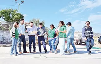 El Alcalde recorrió trabajos de recarpeteo, agua y espacios deportivos para verificar avances y atender las necesidades de las colonias de Monclova