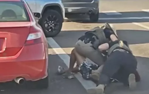 Tanto él como el otro adolescente permanecieron bajo custodia del ICE durante aproximadamente ocho horas antes de ser liberados.