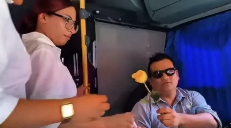 La tradición del 21 de septiembre inspiró un detalle para algunas usuarias de esta ruta de camión urbano en Veracruz  