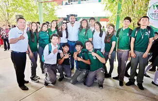 La foto del recuerdo se convirtió en uno de los momentos más buscados por los estudiantes del CECyTEC Sur