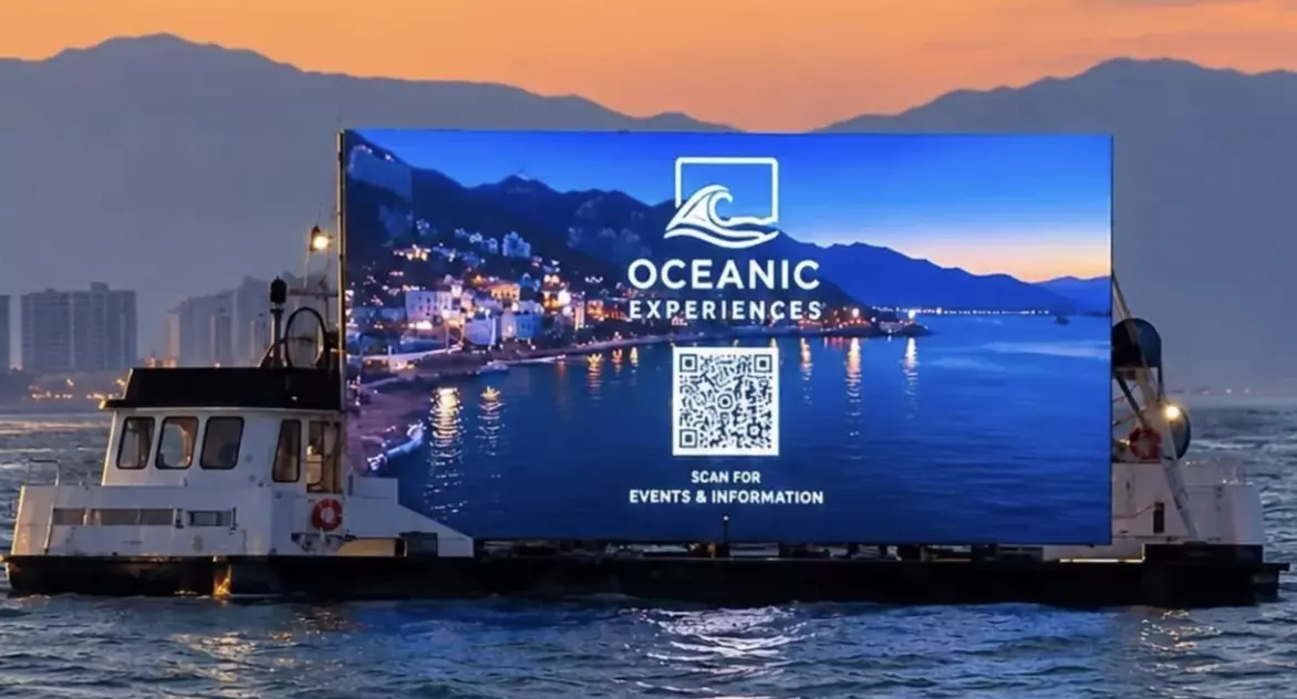 La aparición de una embarcación equipada con una pantalla electrónica de gran formato frente a las playas de Puerto Vallarta pasó de la polémica en redes sociales a una revisión oficial. 