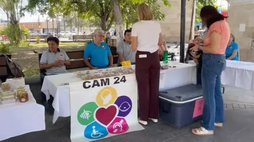 El director del departamento de Personas con Discapacidad de Monclova, Eleazar Castellanos, encabezó un evento en la plaza principal para conmemorar 