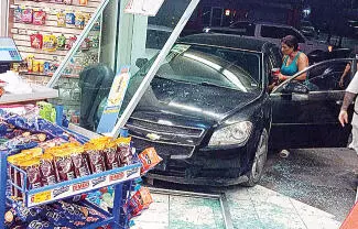 Momentos de angustia vivieron clientes y trabajadores de una farmacia, luego de que un auto terminó estrellándose contra las puertas del lugar.