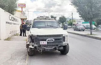 Cuantiosos daños materiales dejó un percance vial que protagonizó un camión de valores de la empresa Tecnoval y una camioneta.