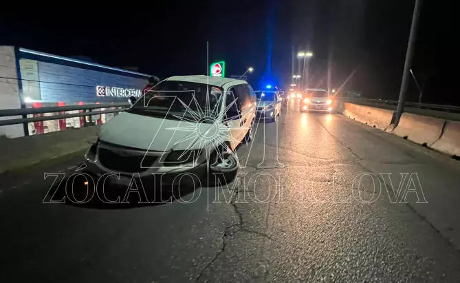 Las tres unidades resultaron con daños materiales, mientras que el accidente ocasionó complicaciones en la circulación sobre uno de los principales puntos viales de la ciudad. 