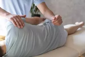 Tras la sesión, según su relato, los dolores no solo persistieron, sino que empeoraron en una de las piernas, al grado de que la paciente ya no pud