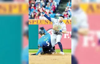 Freddy Peralta lanzó hasta la sexta entrada para ayudar a Tampa Bay a impedir que Filadelfia tuviera una tercera oportunidad consecutiva de asegurar un puesto de comodín