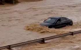 Las riadas repentinas han desbordado cauces, mientras los daños en infraestructuras, especialmente carreteras que han quedado totalmente destrozadas, son innumerables.