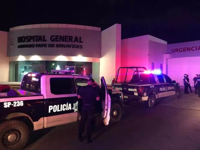 Ante la situación y al considerar que el comportamiento de los sujetos alteraba el orden dentro del hospital, empleados solicitaron la intervención de las autoridades.