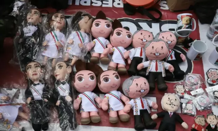 Muñecos de Sheinbaum y AMLO destacan en cierre de gira nacional por segundo informe de gobierno.
