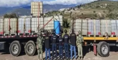 Veinte mil 900 litros de hidrocarburo fueron asegurados en un inmueble de Santiago Tlapacoya, en Pachuca.